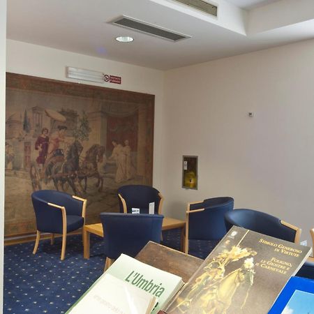 City Hotel & Suites Фолиньо Екстериор снимка