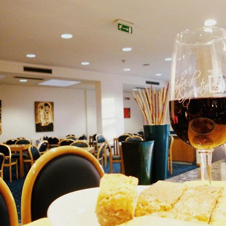 City Hotel & Suites Фолиньо Екстериор снимка