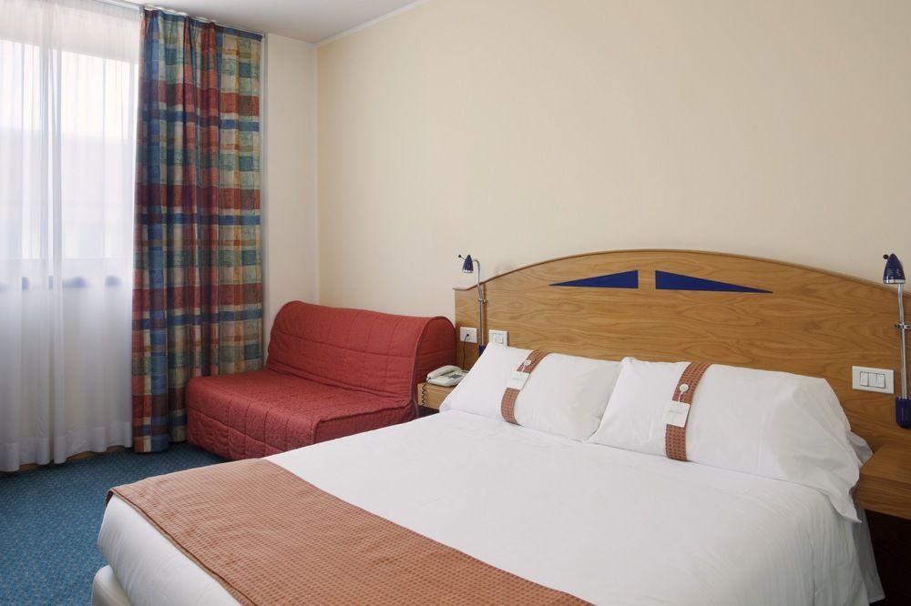 City Hotel & Suites Фолиньо Екстериор снимка
