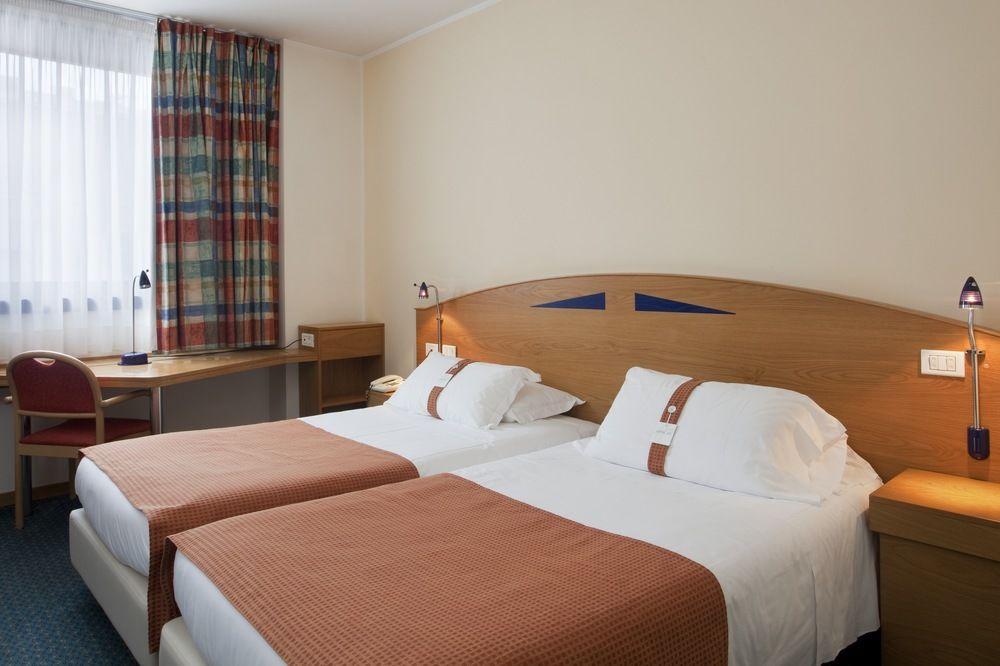 City Hotel & Suites Фолиньо Екстериор снимка