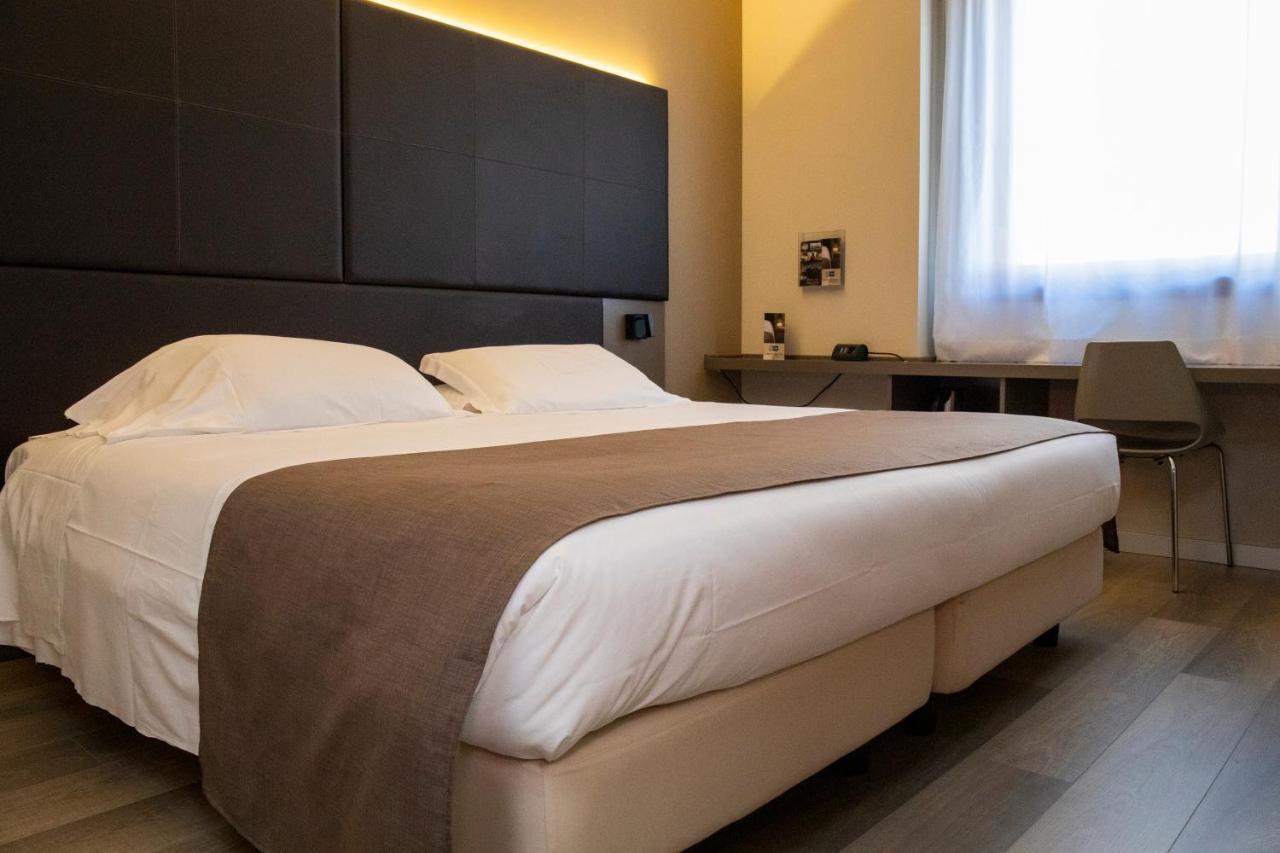 City Hotel & Suites Фолиньо Екстериор снимка