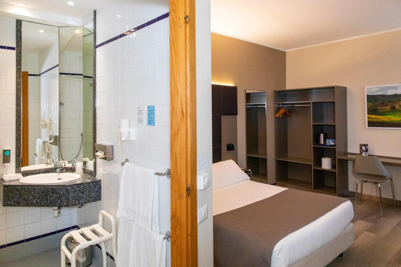City Hotel & Suites Фолиньо Екстериор снимка