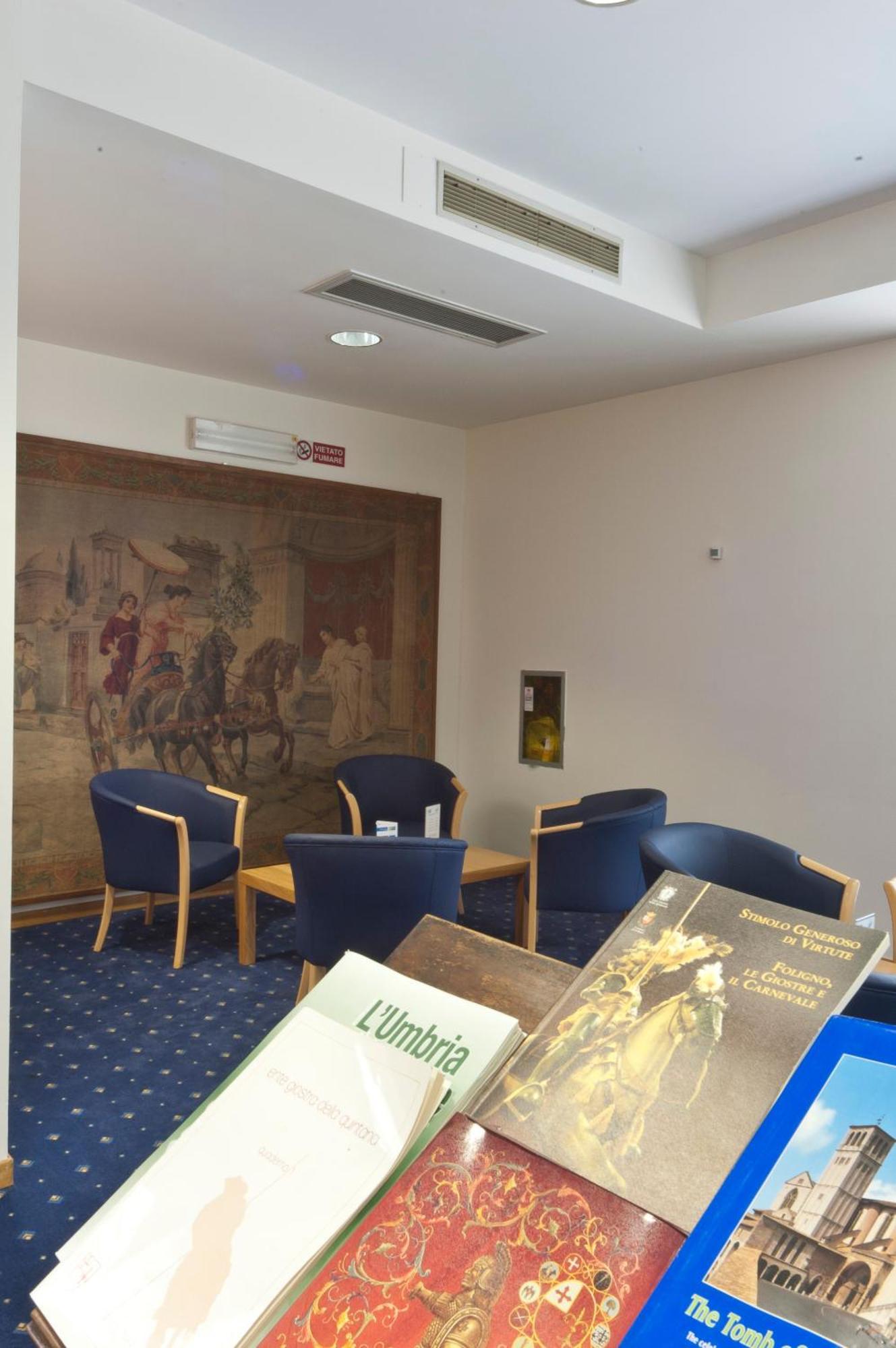City Hotel & Suites Фолиньо Екстериор снимка