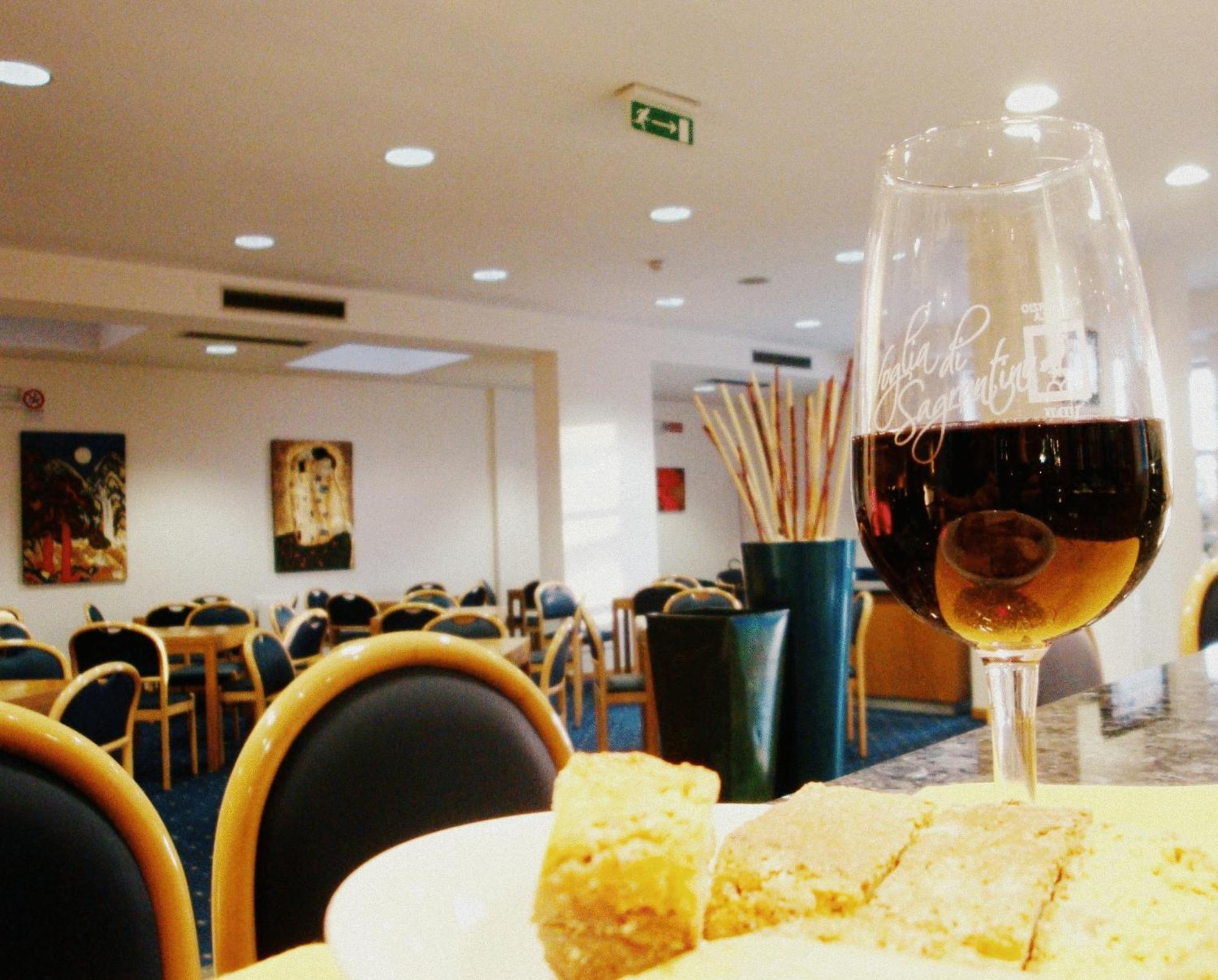 City Hotel & Suites Фолиньо Екстериор снимка