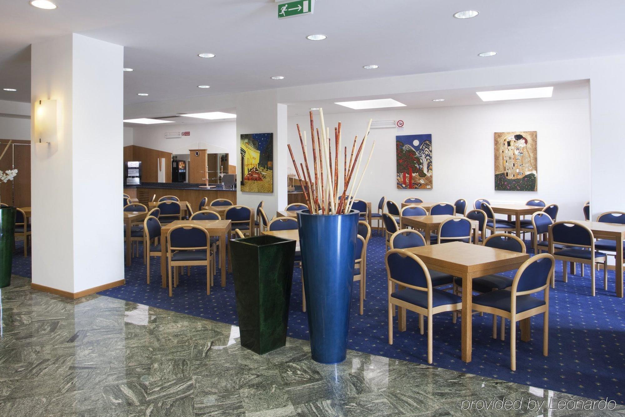 City Hotel & Suites Фолиньо Ресторант снимка