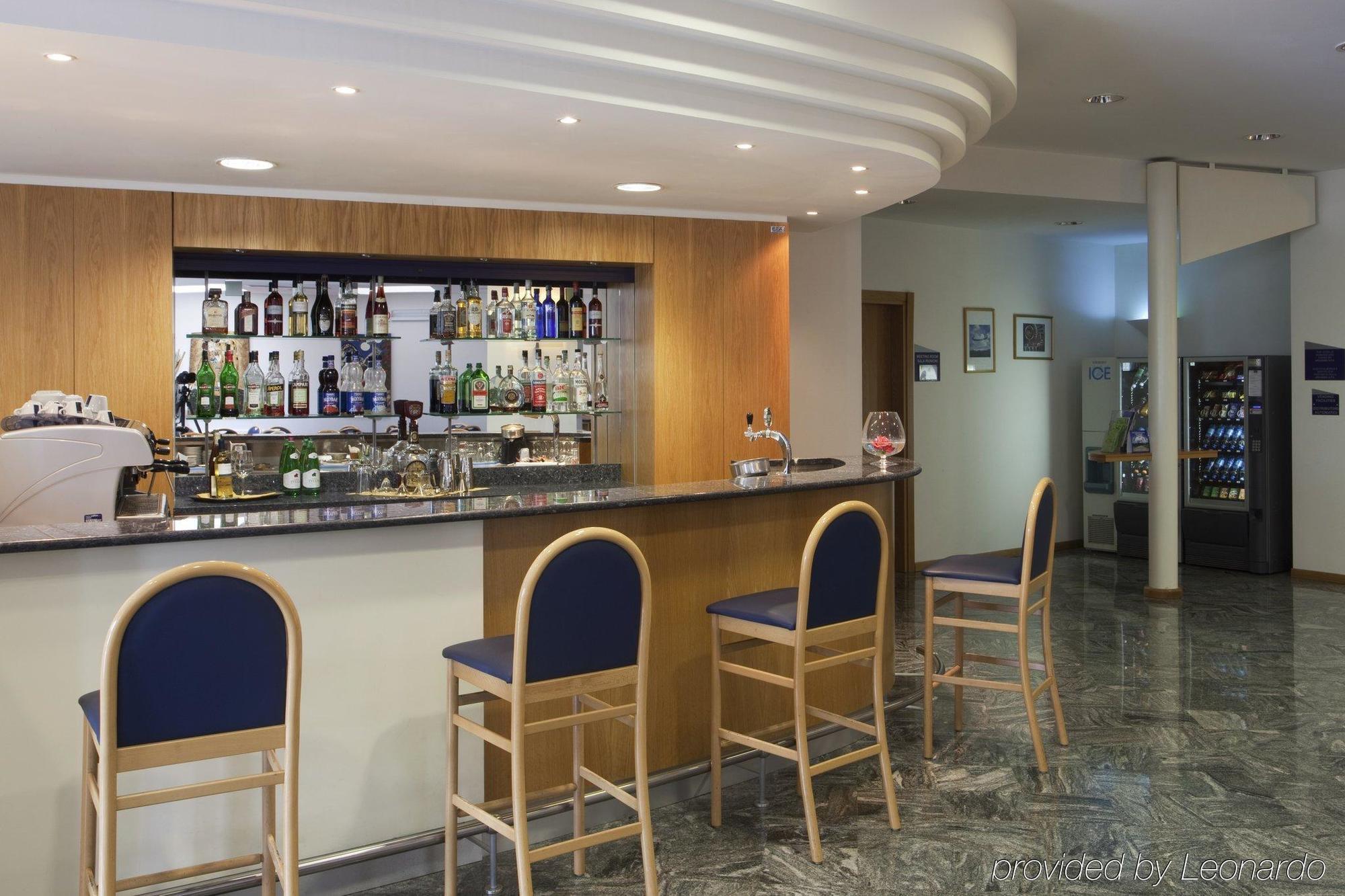 City Hotel & Suites Фолиньо Ресторант снимка