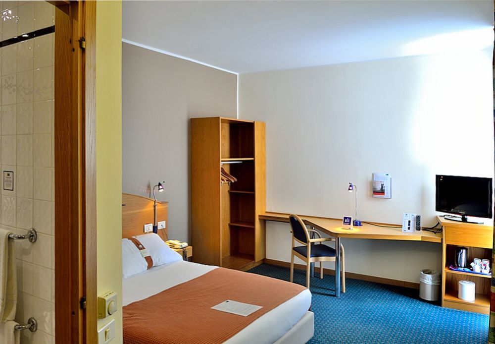 City Hotel & Suites Фолиньо Екстериор снимка