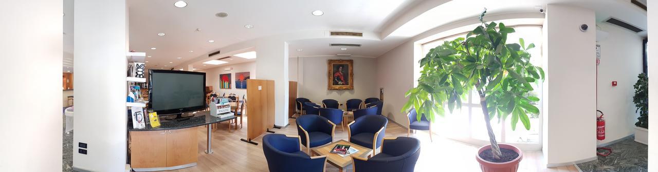 City Hotel & Suites Фолиньо Екстериор снимка