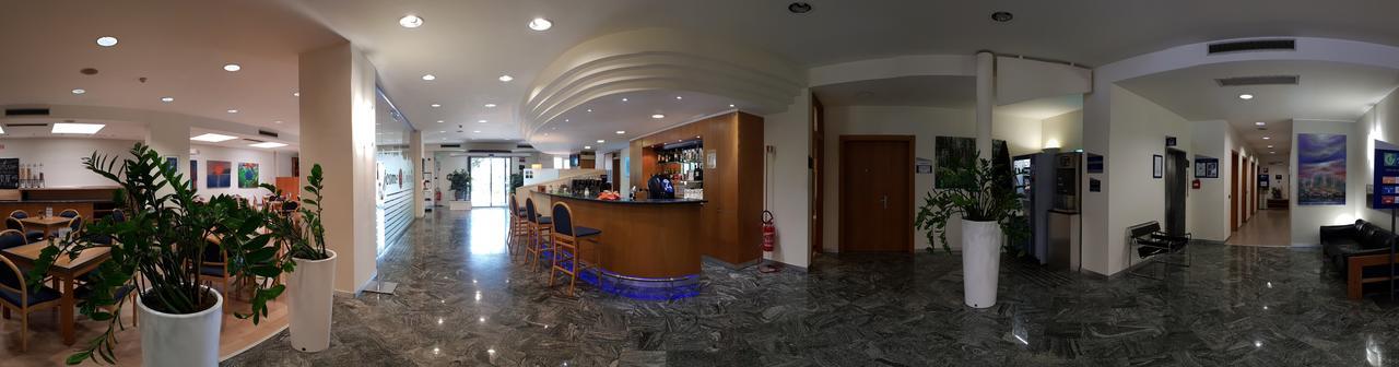 City Hotel & Suites Фолиньо Екстериор снимка