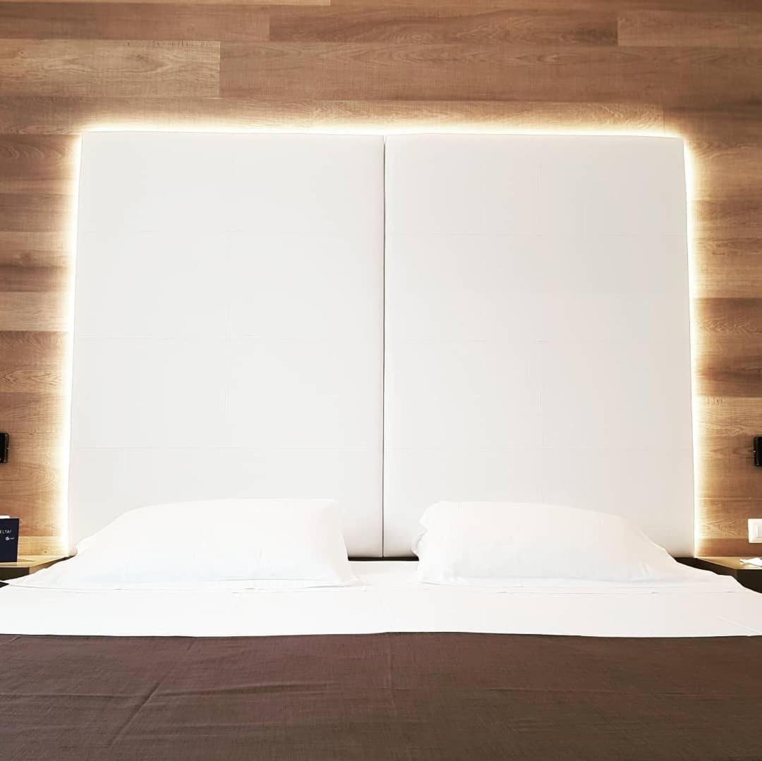 City Hotel & Suites Фолиньо Екстериор снимка
