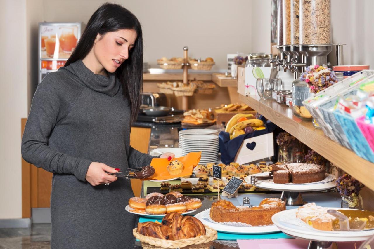 City Hotel & Suites Фолиньо Екстериор снимка